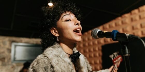 How Singers Show Vocal Range and Authenticity on Social Media