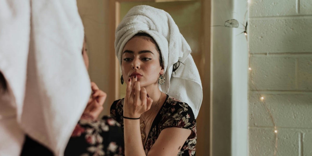 Soft Glam Makeup Trend Grows from TikTok's Clean Girl Aesthetic into Fall 2025 Beauty Looks (3)